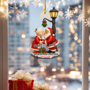 Adorno navideño personalizado “Besos de amor – Envejeciendo juntos” – Nombres personalizados, tono de piel y año de aniversario | Regalo de recuerdo de pareja de Santa de madera para Navidad, Día de San Valentín y aniversarios