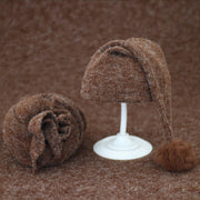 Conjunto de bebé con gorro tejido con bolas de pelo y manta para bebé