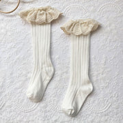 Calcetines largos lindos de flores con volantes de encaje para niñas